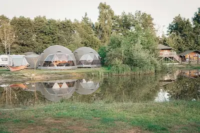 Image de Enjoy luxury glamping in the Waard Round Holly tent, with a pond view, a bathtub, and modern amenities for 4 people.