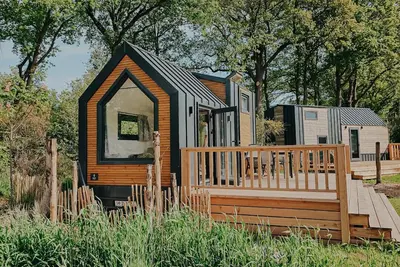 Cosy Tiny House for 2 guests with sleeping loft, skylight and veranda in the Sallandse Heuvelrug.