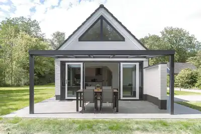 Image de The IJssel Luxe bungalow offers luxury and tranquility in nature for 4 people, with modern amenities and a beautiful terrace.