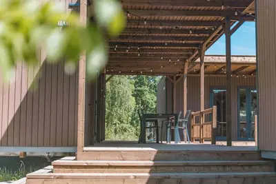 Image de Modern lodge for 4 guests with panoramic nature views, covered terrace and rain shower bathroom in the Sallandse Heuvelrug.