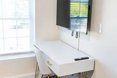 Image de Tranquil renovated 3-bedroom apartment with central Ac in Providence