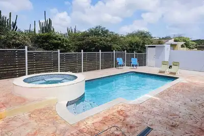 Image de A cozy and private apartment located in the peaceful neighborhood of Rooibosal