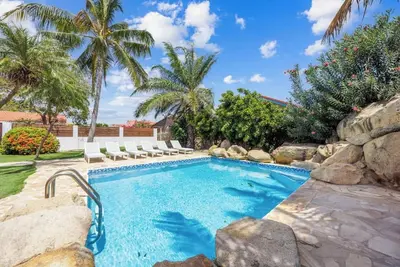 Image de Spacious 5-bedroom villa with a private pool, yoga room, and tropical garden—steps from supermarkets