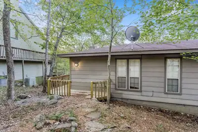 Image de Lakefront Retreat • Cove Access • 5 Min to Marina