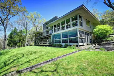 Image de Spacious waterfront lake house located 40 mins from downtown Louisville, Ky