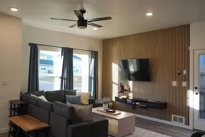 Image de New Cozy Modern Cottage with Hot Tub & Fire Pit!