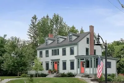 Image de Spacious 4-bedroom house with chef's kitchen - Historic Belgrade Village