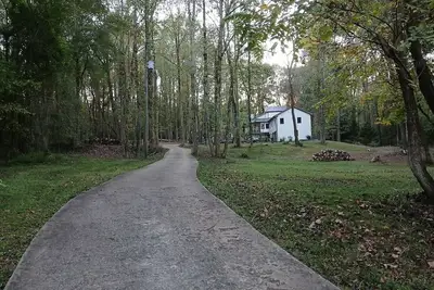 Image de Escape to a  woodland cabin minutes from wineries, hiking, and river adventures.