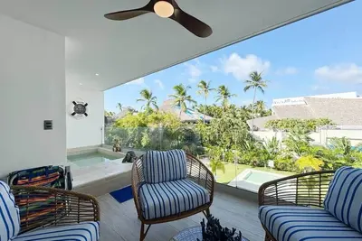 Image de New and elegant condo just steps from the beach