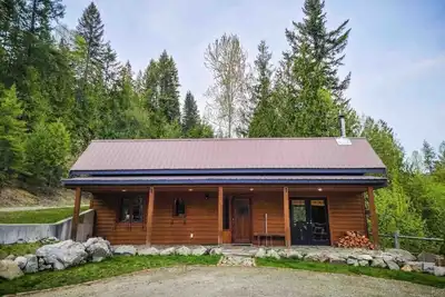 Image de Cottage in \"The Woods Nelson\" with Lake Views