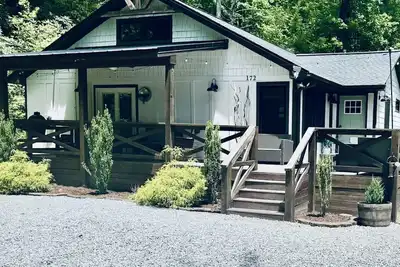 Image de Secluded, Private Wilderness Haven with Hot Tub & Pet Friendly in Cashiers, Nc