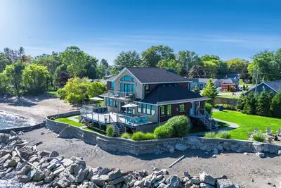 Image de The Glasswater Lake Estate surrounded by Natural Conservation Areas