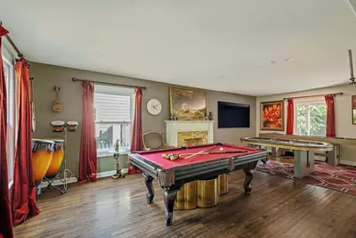 Image de Poolside Funhouse - Arcade, Billiard, Poker & More