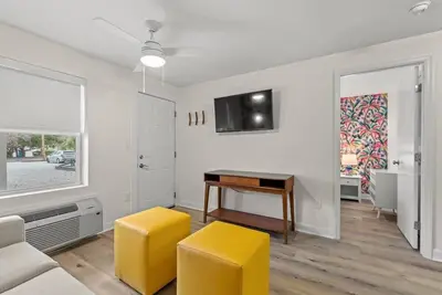 Image de Chic & Simple 1br | Furry Friends Welcome