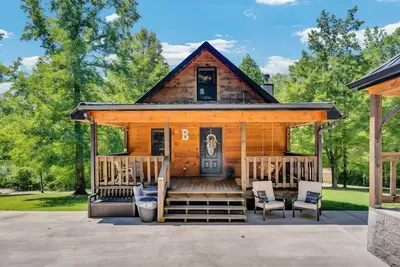 Image de Lake Haven  Rustic Cabin, Fire Place, Hot Tub & Lake Access!