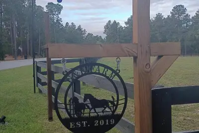 Image de Unique Hangar & Rv Experience with paddock and shelter for Horses