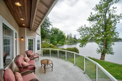 Image de 5-bedroom resort in charming Shelton w 80 feet of lake front, events possible.