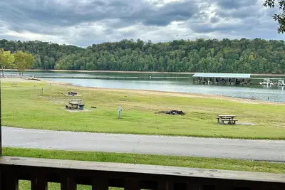 Image de Unwind in Albany, Kentucky at this charming 3 Bedroom cabin on the water.