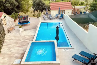 Image de Villa en Croatie pour 15 personnes, au calme, avec piscine! Animaux acceptés!