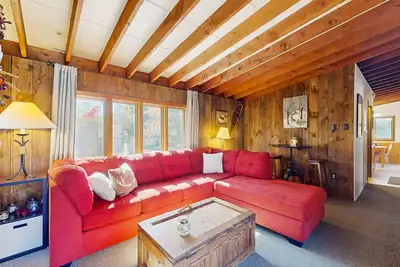 Image de Close to ski resort condo, gas fireplace, balcony, w/d, free shuttle, wifi