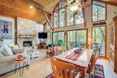 Image de Wooded Cabin w/ 2 Decks on Golf Course in Newland!