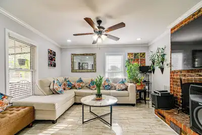 Image de Walk to Historic Dtwn Burlington: Home w/ Yard