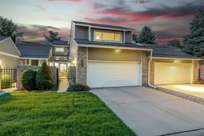 Image de Marvelous 4-bedroom townhome with Hot Tub and Pool Table/Game Room in Centennial