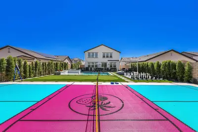 Image de Modern Home with Heated Pool, Spa, Theatre room, Game Loft & Pickleball Court