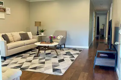 Image de Charming 2-bedroom duplex with easy access to freeways and downtown Sacramento.