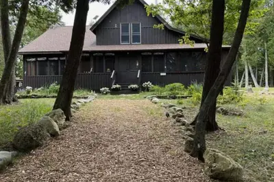 Image de Cozy Lake Home Located on Marquette Island Surrounded by Water Beautiful Sunsets