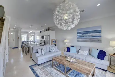 Image de Spacious 4-bedroom townhome steps to beach