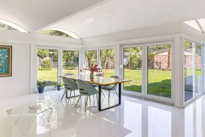 Image de New: Luxury, unique Mid Century Modern home for games and grad weekends.