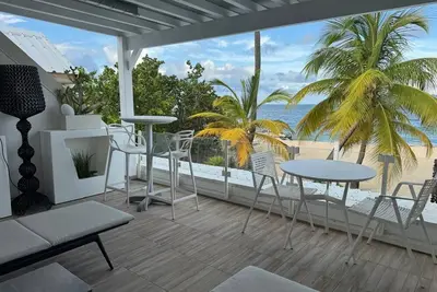 Seaside Haven - Sleek Interiors & Ocean Views