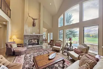 Image de Luxe 5br Arrowhead Villa: Gated Community, Ski Shuttle, Pool Table, Family Fun