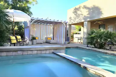 Image de Coachella Walkable | Tuscan Villa | Pool Sleeps 12