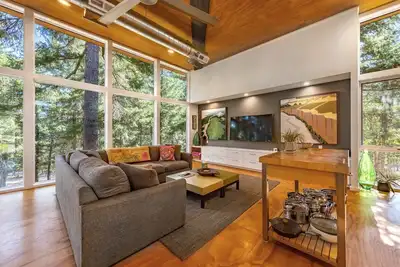 Image de Happenstance Vineyards - Experience Luxury at Happenstance Vineyards in Mosier, 2 King Rooms