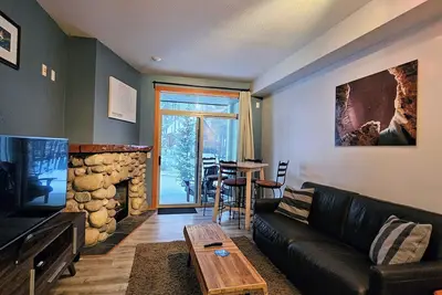 Image de Rare Upper Village Townhouse w/a garage for gear and tuning!