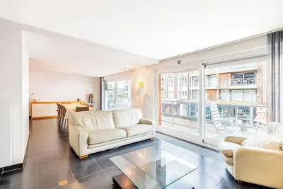 Image de Appartement spacieux avec vue latérale sur mer