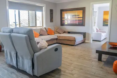 Image de Stays with Ripley, \n4bed, 2 bath pet friendly home only 3min drive to Hosp/beach!