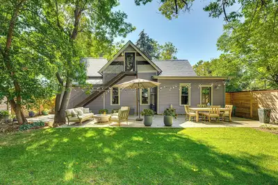 Image de Downtown Walkability - 'The Purple House'