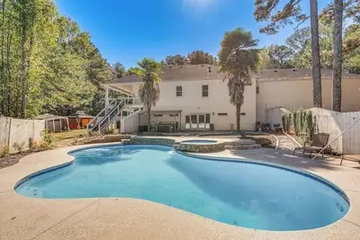 Image de Theater Room + Gazebo: Luxury Retreat in Ellenwood