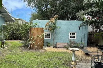 Image de Fabulous 2-bedroom bungalow with a private office, stand-up desk and Ac in Miami