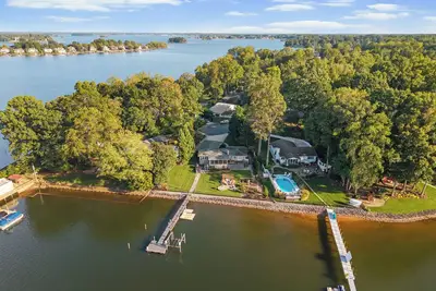 Image de Dock, Hot Tub & Kayaks on Lake Norman | Lakeside Gem by AvantStay