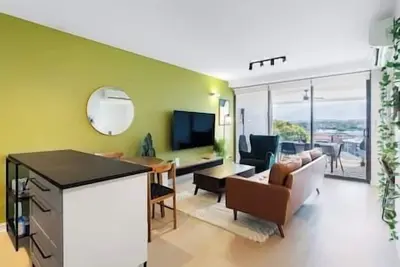 Image de Modern & Stylish Apt w/ Large Balcony & Parking!