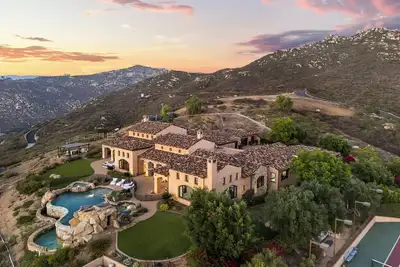 Image de Pool, Theater, Pickleball + 360 Views Near Lake Poway | Sunset Point Estate