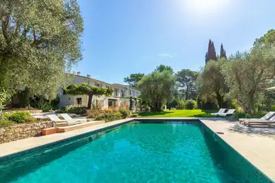 Image de Villa piscine avec grand parc arboré.