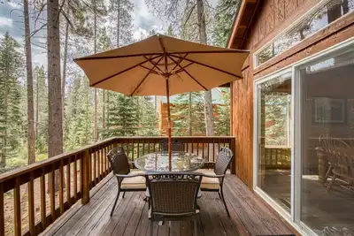 Image de Scarlet Hollow Cabin at Tahoe Donner by Tahoe Getaways - 3br w Hoa Amenities