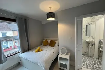 Image de Lovely large refurbished 4 bedroom House - Welcome families and   contractors