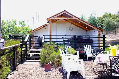 Image de Pet Friendly Impressive Safari Tent with Hot-tub in Rainbow, California