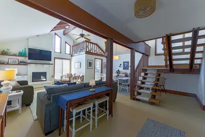 Image de Sea Glass Cottage, Ocean Views, Beach Access, Handicap Lift, Clean & Cozy!